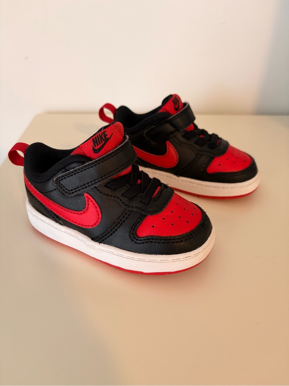 Nike Kids Black and Red Low-Top Sneakers with Hook-and-Loop Strap 6c